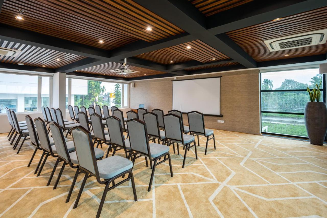 Sugar Business Hotel Kochi Luaran gambar